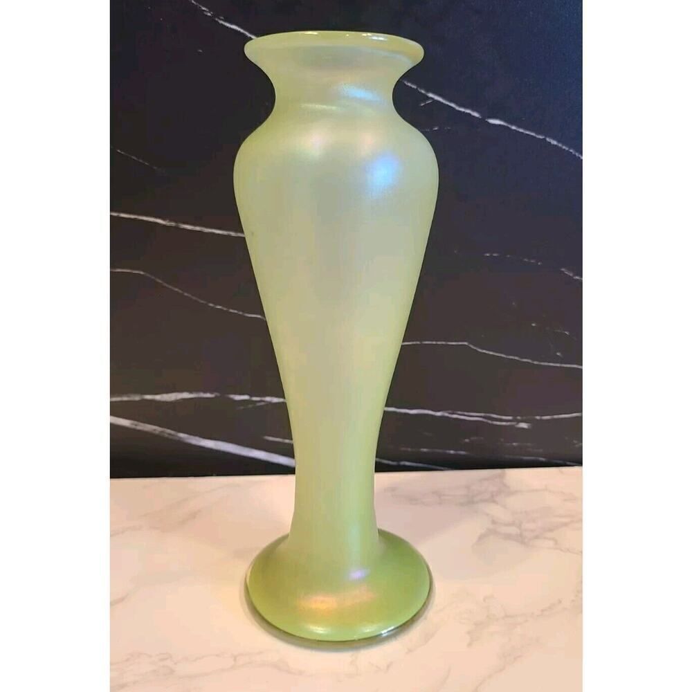 ZELLIQUE Green Iridescent Studio Art Glass Vase Signed 2001 8.5" x 3.25" EUC